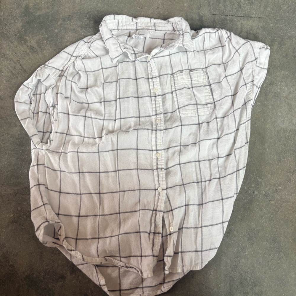 Women’s short sleeve button down